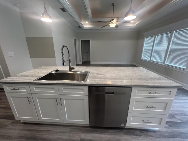 Building Photo - 1561 Live Oak Dr