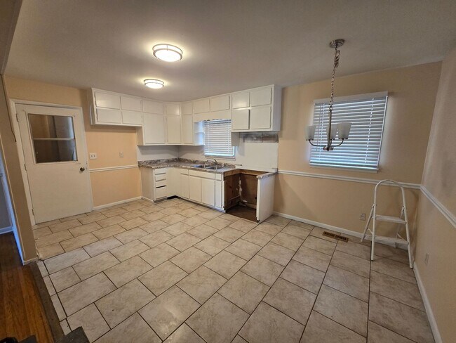Building Photo - 4 Bedroom 2 Bathroom Home
