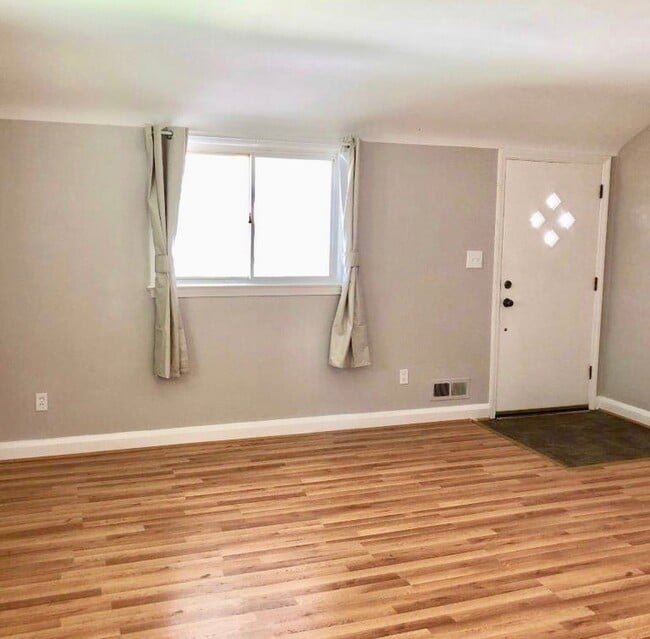 Building Photo - Rancher Style Single Family Home