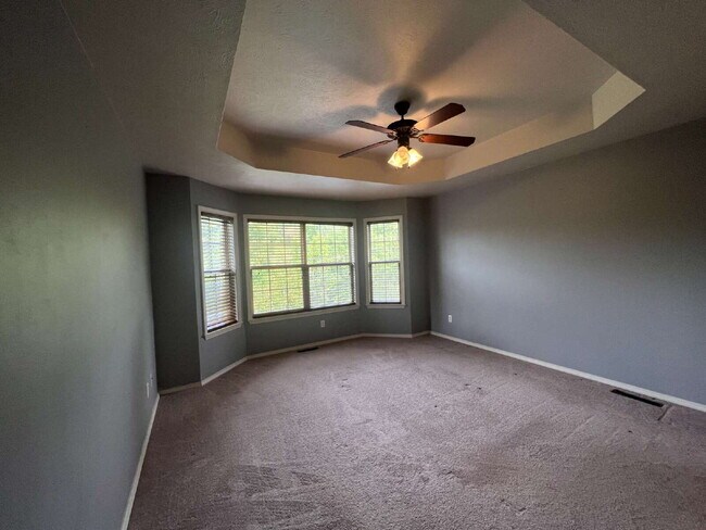 Foto del edificio - Spacious 5 Bedroom with 2nd Kitchen