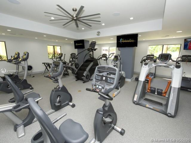 Building Photo - 9501 Fontainebleau Blvd