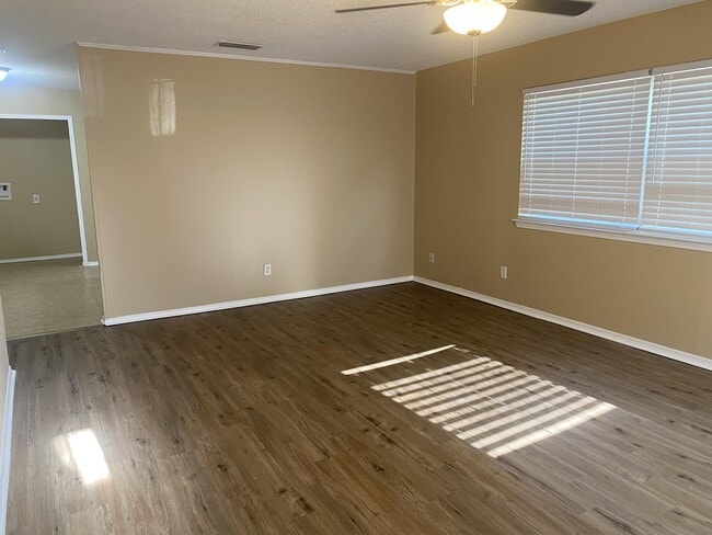 Building Photo - 1661 Princess Helen Rd W