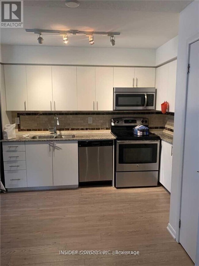 Photo du bâtiment - 830 Lawrence Ave W