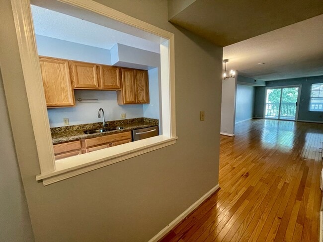 Building Photo - Beautiful 2 Bed/2.5 Bath Townhome in Kensi...