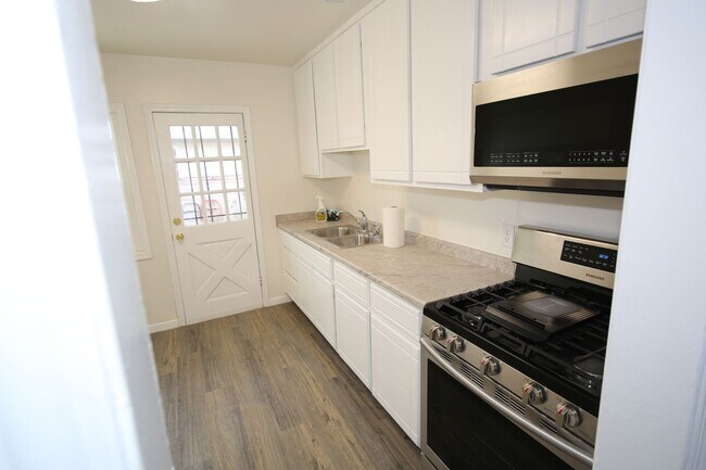 Building Photo - Adorable 2 Bedroom / 1 Bath Home with Park...