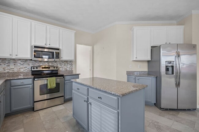 Foto del edificio - Spacious 5BR Home with Large Backyard in Quiet Chesapeake Neighborhood!