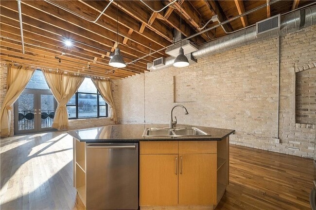 Building Photo - 411 Brazos St