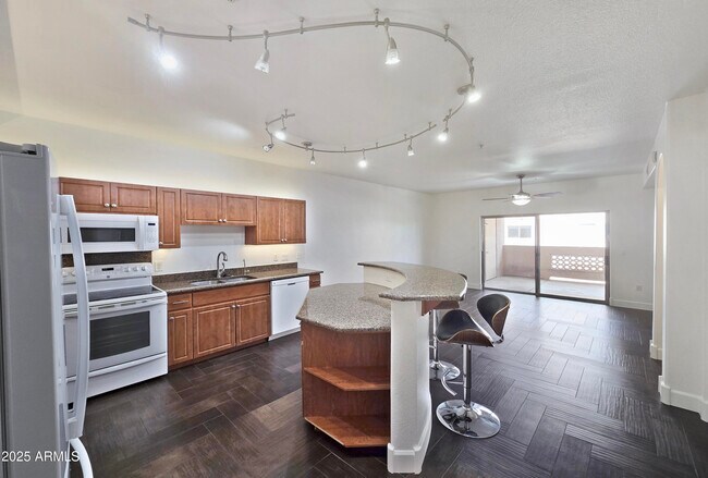 Foto del edificio - 920 E Devonshire Ave