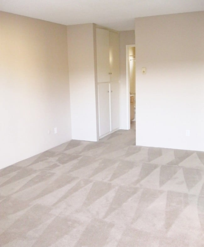 Building Photo - 3825 Riviera Dr