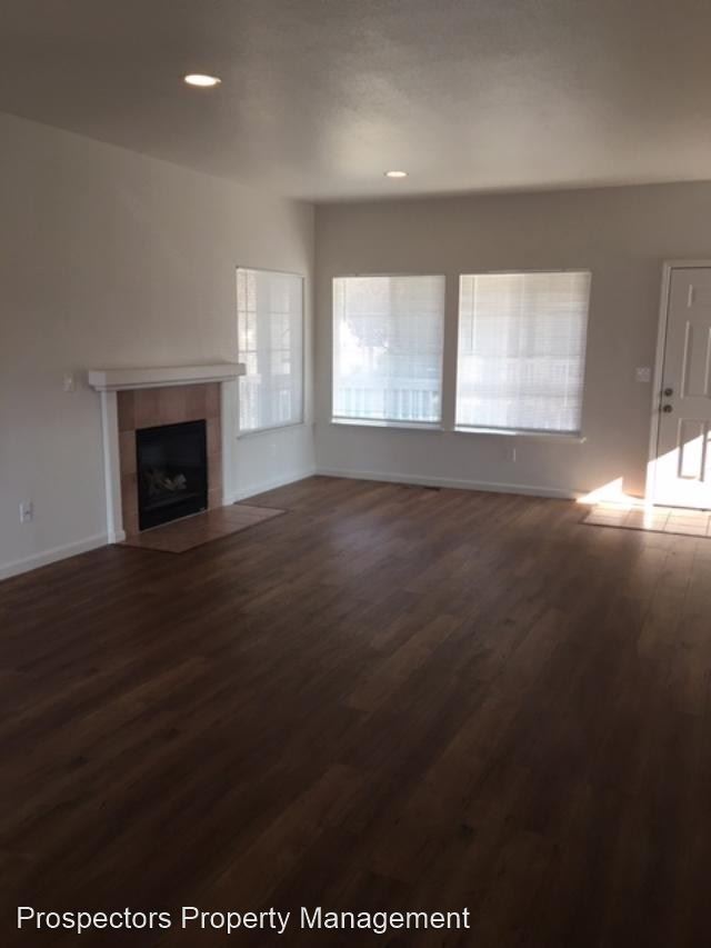 Building Photo - 4 br, 2.5 bath House - 9290 Wren Ave