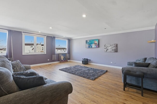 Photo - 1050 N Milwaukee Ave Apartment