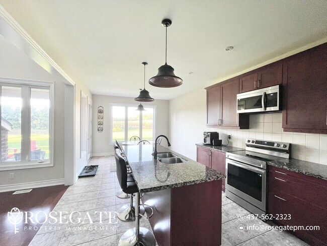 Building Photo - Elegant 4-Bedroom Home with Backyard & Mul...