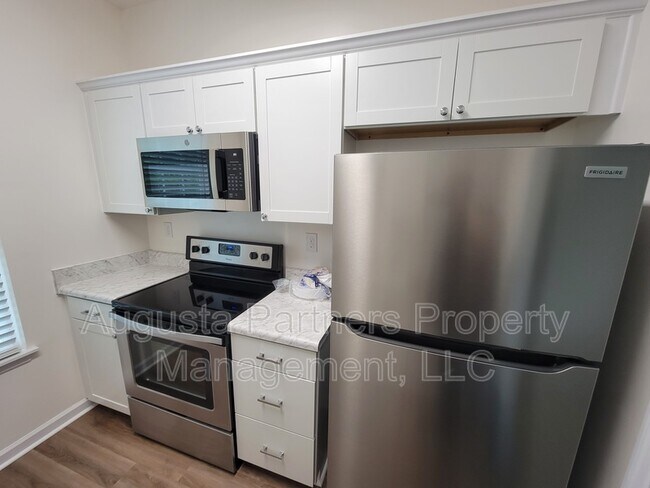 Building Photo - 1029 Turtle Creek Dr