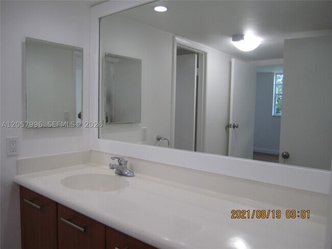 Foto del edificio - 680 NE 64th St