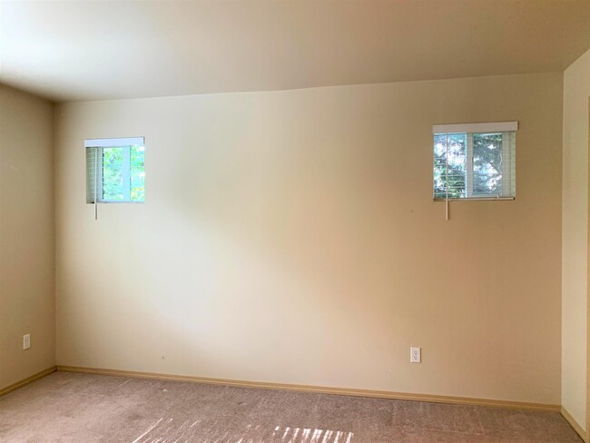 Building Photo - 10733 Valley View Rd