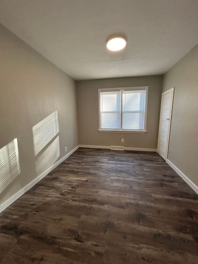 Building Photo - Newly Renovated 3 Bedroom House-MOVE IN SP...