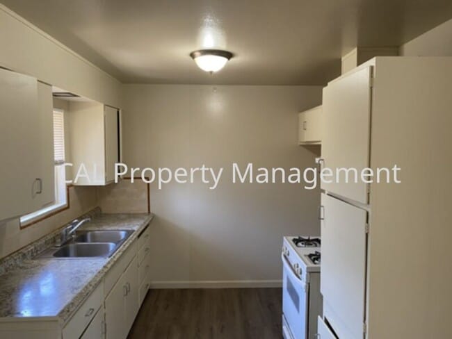 Building Photo - 347 8th St