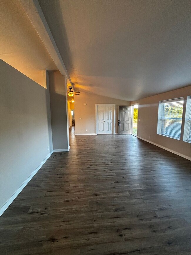 Foto del edificio - 208 Central Ave