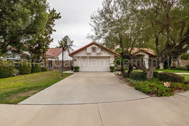 Foto del edificio - 4 Bedroom/2.5 Bath Home with Paid Solar and a Pool - $2950 Per Month!