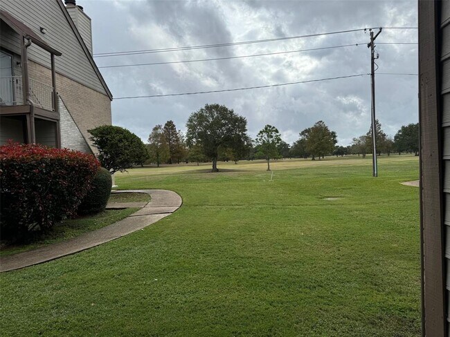 Foto del edificio - 8329 Sands Point Dr