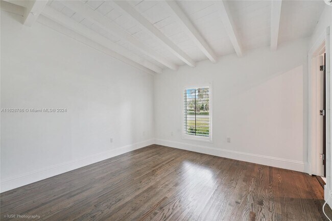 Building Photo - 5860 La Gorce Dr