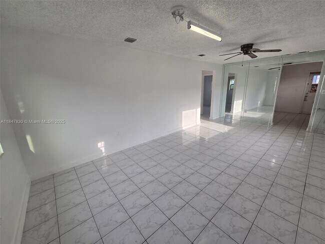 Foto del edificio - 882 NW 26th Ave