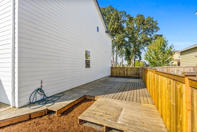 Building Photo - 856 Bear Creek Dr