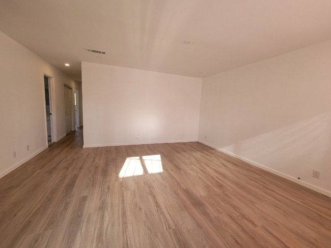 Building Photo - 589 Roja Dr