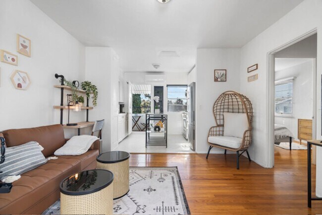 Foto del edificio - Beautiful 1B/1BA Upstairs Furnished Apt in...