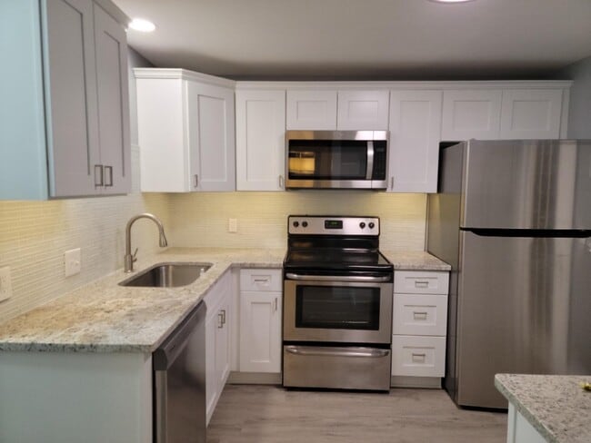 Kitchen - 1435 Roycroft Ave