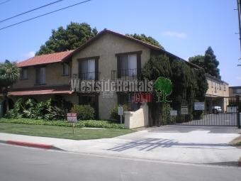 Primary Photo - 565 Moss St