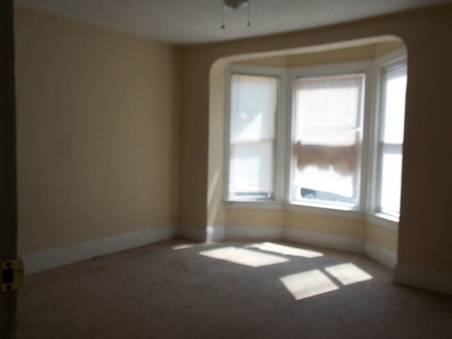 Building Photo - 157 W Maple St