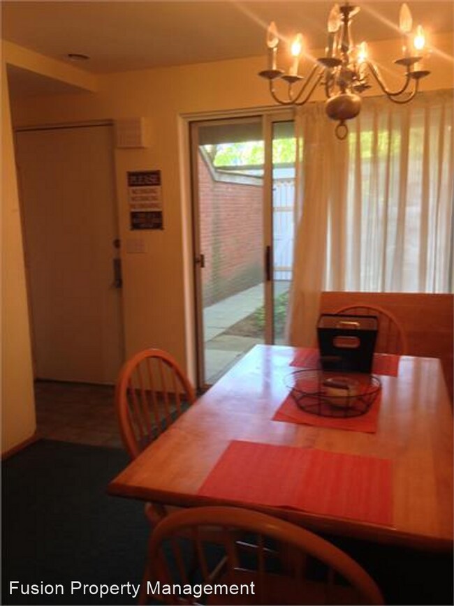 Building Photo - 4 br, 2.5 bath House - 388 College St, Unit 1