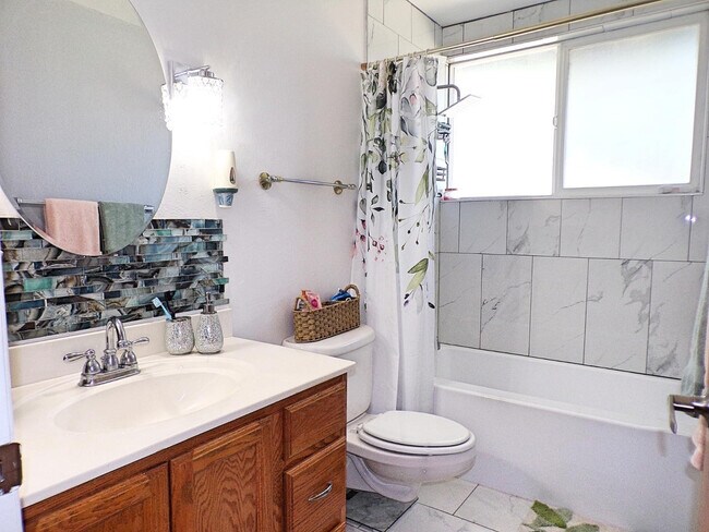 Foto del edificio - 4501 Pine Tree Dr