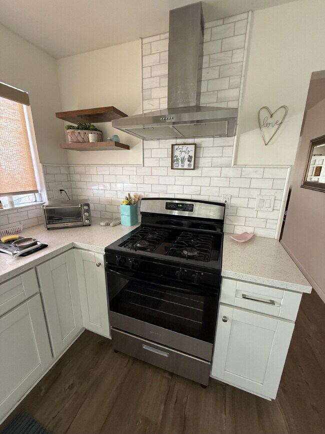 Building Photo - Solar savings on energy. 3rd bonus room.   2 Car Garage, Private Yard, Spacious upgraded interior.