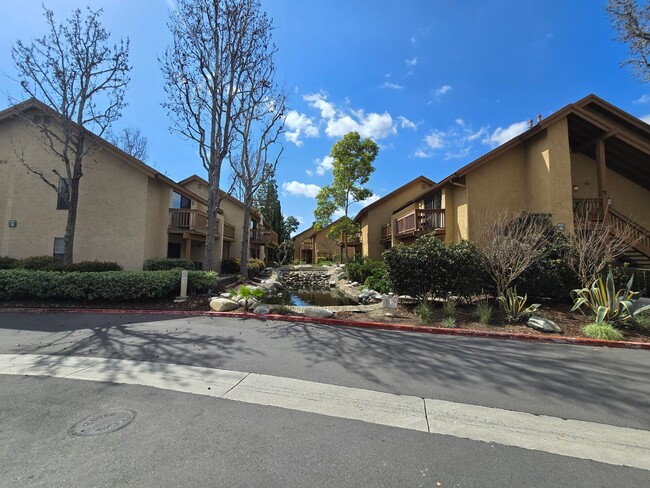 Building Photo - Orange Tree: Lower 1 Bedroom 1 Bath,