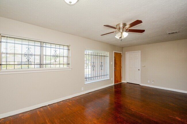 Foto del edificio - 10214 Rockaway Dr