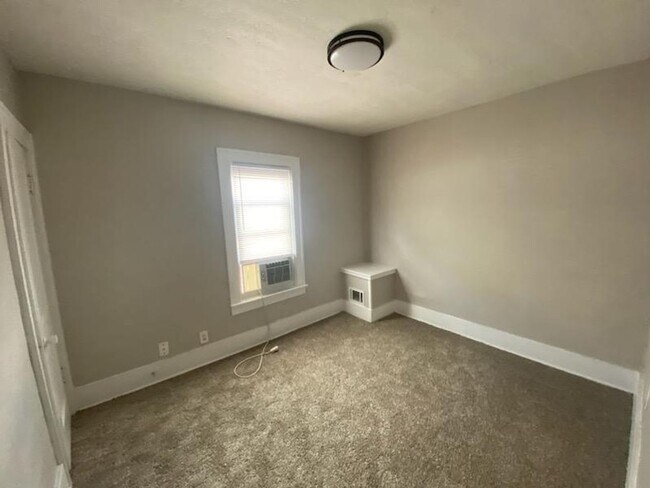 Foto del edificio - SPRING MOVE IN SPECIAL!!   Large 2 Bedroom Duplex in prime location Weiland Park / Itailian Villa...