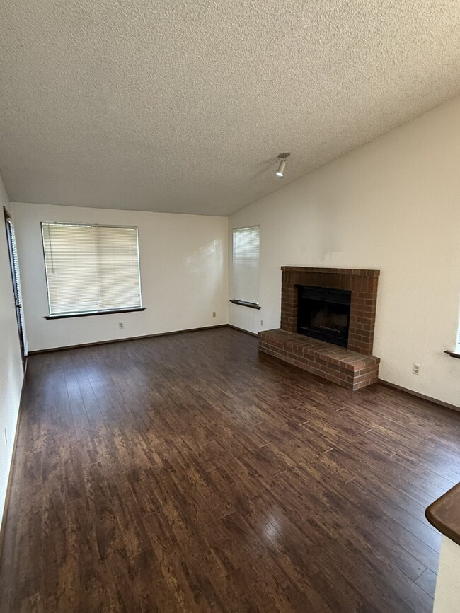 Photo - Lovely Updated 2-bedroom Unit Available NOW! Apartment