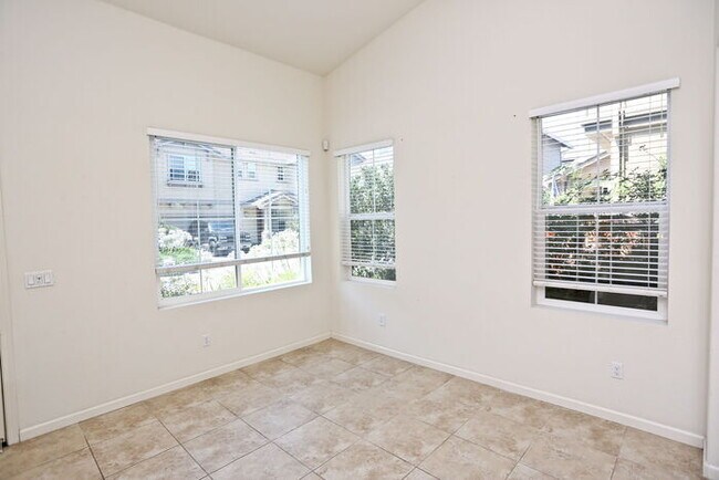 Building Photo - 533 Petunia Ct