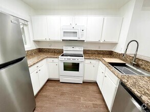 Building Photo - 7545 Charmant Dr