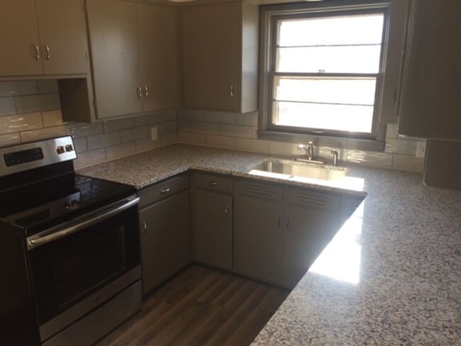 Foto del edificio - Fully Updated 2 Bedroom 1 Bath with 2 Stall Attatched Garage