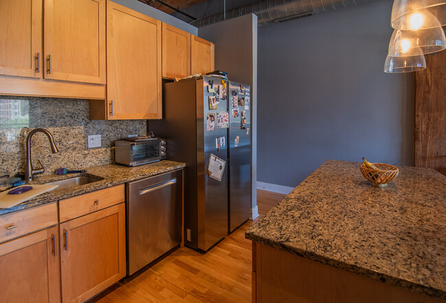 Building Photo - 770 W Gladys Ave