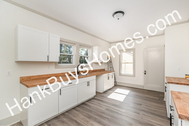 Building Photo - 115 Kansas St