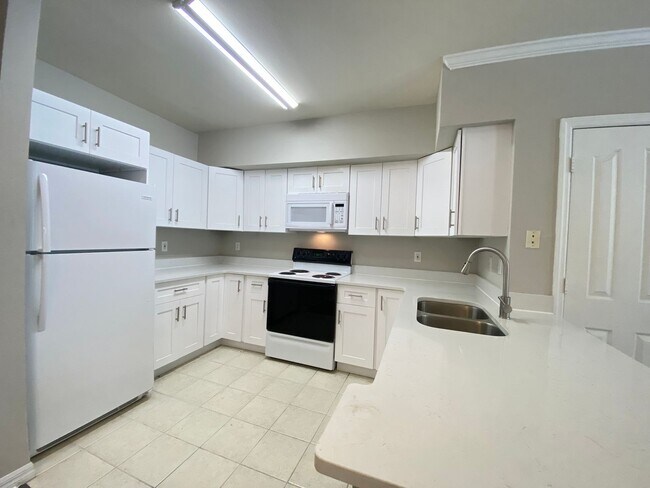 Building Photo - 2 Bedroom, 2 Bath Townhome in Celebration ...