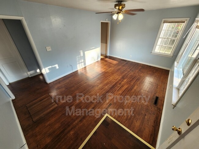 Building Photo - 1009 Hillside Dr