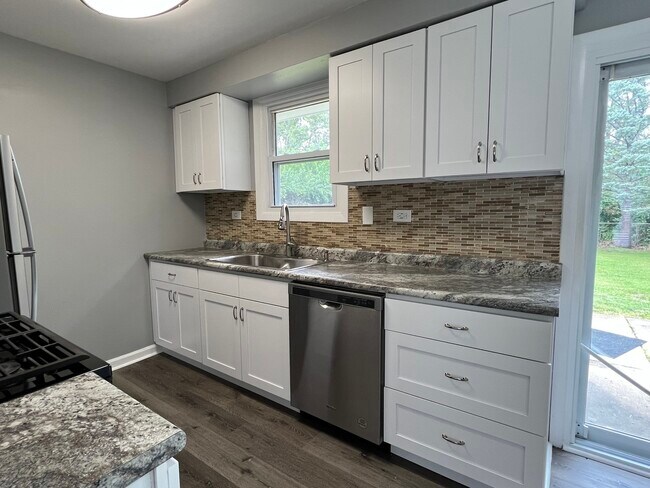 Building Photo - 351 Illini Dr