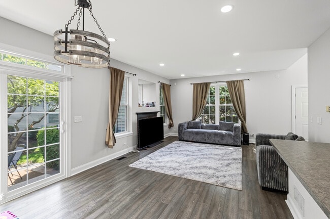 Foto del edificio - 2451 Stonegate Rd