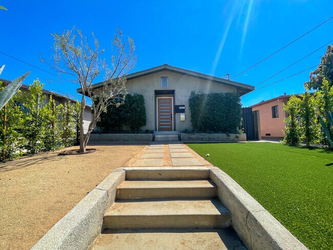 Building Photo - 958 Camulos St