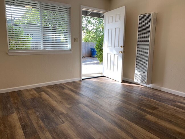 Building Photo - One bedroom, LVP flooring, convenient loca...
